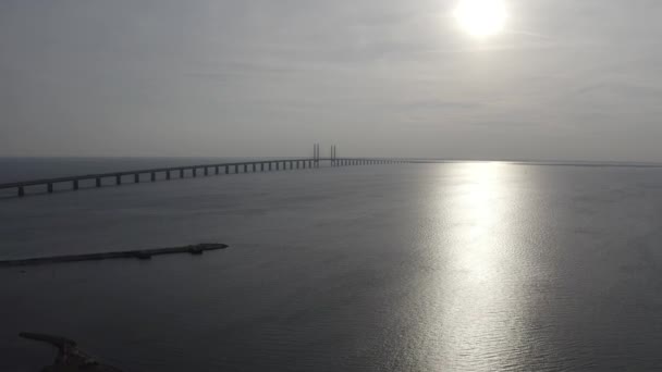 Oelsnundbrücke. ein langer tunnel und eine brücke mit einer künstlichen insel zwischen schweden und dänemark.. 4k — Stockvideo