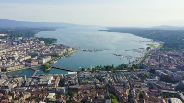 スイスのジュネーヴ。市内中心部を飛行します。ジュネーヴ湖。4K — ストック動画