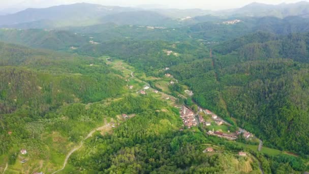 De Italia. Bosque cubierto de montañas y villas. El territorio de Pignone en la región de Liguria, en la provincia de La Spezia. 4K — Vídeos de Stock