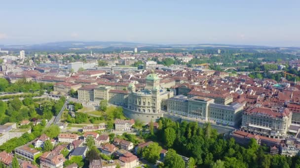 Bern, Švýcarsko. Federální palác - Bundeshaus, historické centrum města, obecný pohled, Aare řeka. 4K — Stock video