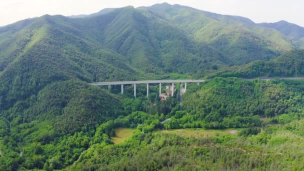 Włochy, prowincja La Spezia, A12. Europejska trasa E80 (autostrada transeuropejska lub TEM). Górski odcinek z mostami i tunelami. 4K — Wideo stockowe