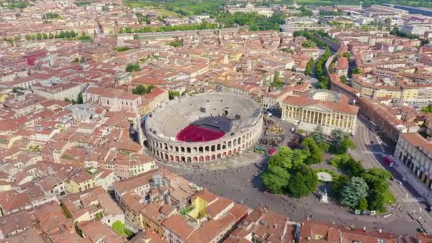 Верона, Италия. Летаю над историческим центром города. Arena di Verona, лето. 4K — стоковое видео