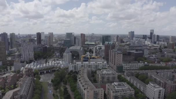 Rotterdam, Países Bajos. Panorama de la parte comercial de la ciudad. Clima nublado. 4K — Vídeo de stock