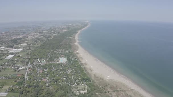 이탈리아 베니스. 푼 타 사바 비오니 (Punta Sabbioni). 카발리 노 - 트레 포티. 맑고 화창 한 날씨. 4K — 비디오