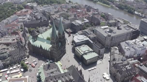 Bremen, Alemania. Desde Bremen Market Square (Bremer Marktplatz), hasta Bremen Schnoor (Schnoorviertel). Vista en vuelo. 4K — Vídeos de Stock