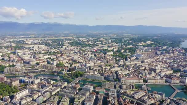 Genewa, Szwajcaria. Lot nad centralną częścią miasta. Jezioro Genewskie. 4K — Wideo stockowe