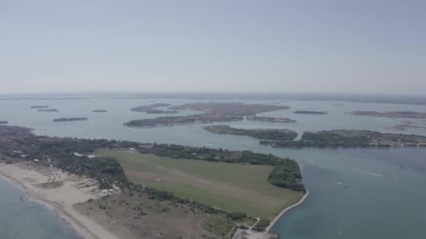 Veneza, Itália. Vista geral da cidade e ilhas de Veneza. Lagoa veneziana. Tempo claro ensolarado. 4K — Vídeo de Stock