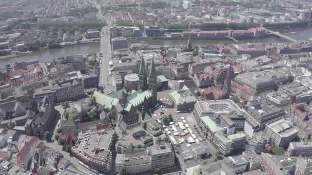 Bremen, Tyskland. Den historiska delen av Bremen, gamla stan. Bremens katedral (S:t Petri dom Bremen). Visa under flygning. 4K — Stockvideo