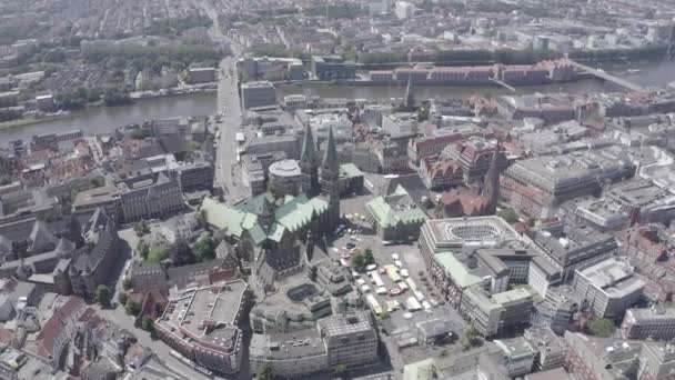 Bremen, Německo. Historická část Bremen, staré město. Katedrála svatého brzona (St. Petri DOM Brmen). Zobrazit v letu. 4k — Stock video