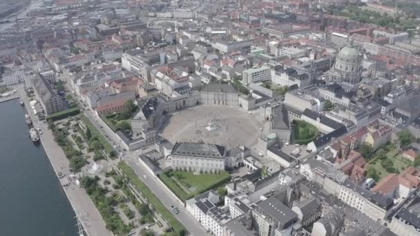 Kopenhag, Danimarka. Amalienborg. Rococo tarzında 13. yüzyılın saray kompleksi. 4K — Stok video