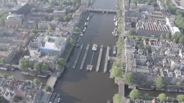 Ámsterdam, Países Bajos. Volando sobre los tejados de la ciudad. Río Amstel, Amstel Gateways. 4K — Vídeo de stock
