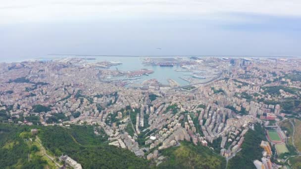 Γένοβα, Ιταλία. Κεντρικό τμήμα της πόλης, εναέρια θέα. Πλοία στο λιμάνι. 4K — Αρχείο Βίντεο