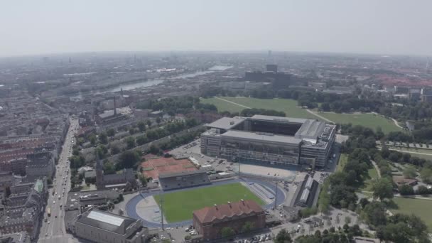 Copenhaga, Dinamarca. O Estádio Parken (Telia Parken) é um estádio localizado em Copenhague. Local de jogos UEFA Euro 2020. Vista aérea. 4K — Vídeo de Stock