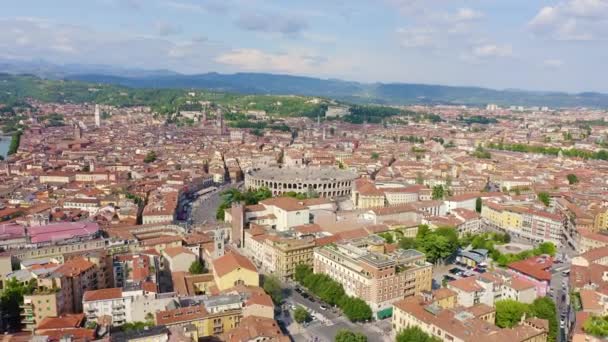 Verona, Italië. Vliegen over het historische stadscentrum. Arena di Verona, zomer. 4K — Stockvideo