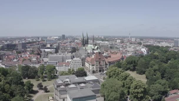 Bremen, Duitsland. Het historische deel van Bremen, de oude stad. Kathedraal van Bremen (St. Petri Dom Bremen). Weergeven tijdens de vlucht. 4k — Stockvideo