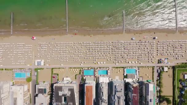 Itália, Jesolo. Lido di Jesolo, ou Jesolo Lido, é a área de praia da cidade de Jesolo, na província de Veneza. 4K — Vídeo de Stock