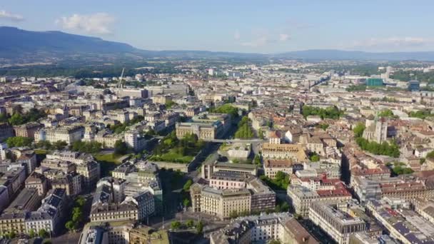 Genf, Schweiz. Flug über den zentralen Teil der Stadt. Genfer Museum für Kunst und Geschichte. 4K — Stockvideo