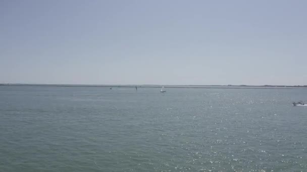 Veneza, Itália. Lagoa veneziana. Tempo claro ensolarado. Vista para a ilha. 4K — Vídeo de Stock