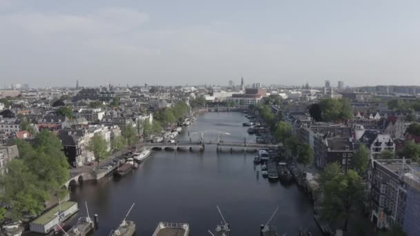 Amsterdam, Nizozemsko. Letím nad střechami města. Amstel River, Amstel Gateways. 4K — Stock video