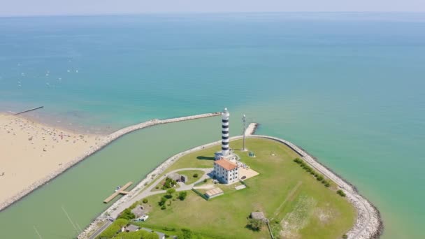 이탈리아,헤 솔로. Light House Faro di Piave Vecchia. 리도 디헤 졸로 (Lido di Jesolo) 는 베네치아 주의헤 솔로 시의 해변 지역이다. 4K — 비디오