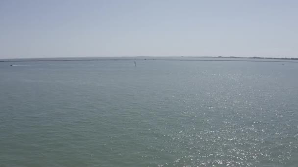 Венеция, Италия. Венецианская лагуна. Светлая солнечная погода. Вид на остров. 4K — стоковое видео