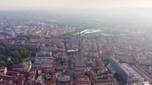 Turín, Italia. Vuelo sobre la ciudad. Mole Antonelliana - un edificio del siglo XIX con una cúpula de 121 m de altura y una aguja. 4K — Vídeo de stock