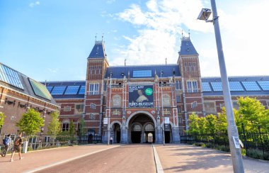 Amsterdam, Hollanda - 30 Haziran 2019: Rijksmuseum, gate and en