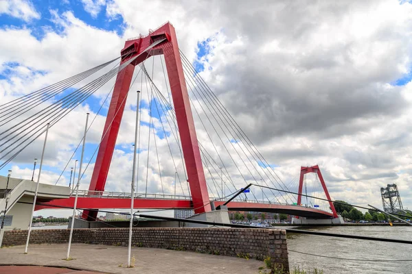 Rotterdam, Hollandia. Vörös Híd Willemsbrug — Stock Fotó