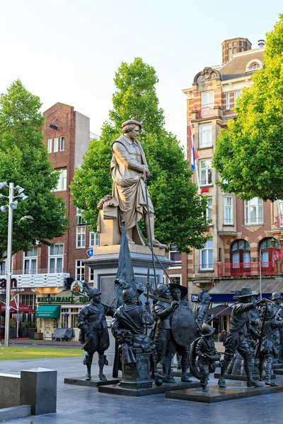Амстердам, Нідерланди - 30 червня 2019: Пам'ятник Рембрандту на Ре — стокове фото