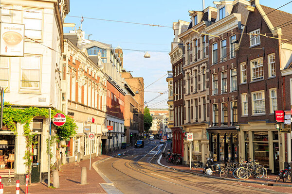 Амстердам, Нидерланды - 30 июня 2019 года: Канал (улица) Амстердам
