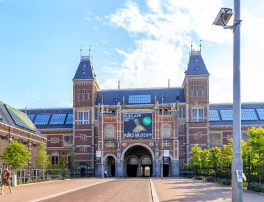 Amsterdam, Hollanda - 30 Haziran 2019: Rijksmuseum, gate and en