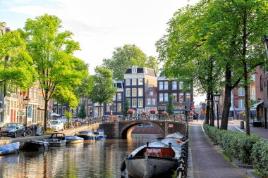 Amsterdam, Hollanda - 30 Haziran 2019: Kanal (sokak) Spiegelgr