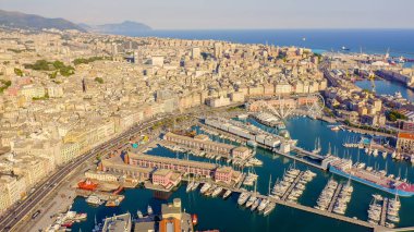 Ceneviz, İtalya. Şehrin merkezi, hava manzaralı. Limanda gemiler, Hava Görüntüsü 