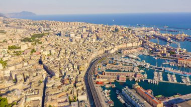 Ceneviz, İtalya. Şehrin merkezi, hava manzaralı. Limanda gemiler, Hava Görüntüsü 