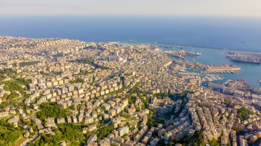 Ceneviz, İtalya. Şehrin merkezi, hava manzaralı. Limanda gemiler, Hava Görüntüsü 
