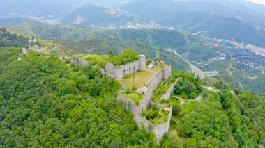 Ceneviz, İtalya. Forte Sperone, 19. yüzyıl Ceneviz tahkimatlarının önemli bir noktasıdır ve Mura Nuove 'un tepesinde yer almaktadır. Ceneviz, Havadan Görünüm 