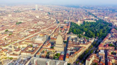 Torino, İtalya. Şehrin üzerinde uçuş. Köstebek Antonelliana. 121 metre yüksekliğinde kubbesi ve kulesi olan 19. yüzyıldan kalma bir bina. 