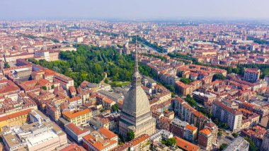 Torino, İtalya. Şehrin üzerinde uçuş. Köstebek Antonelliana. 121 metre yüksekliğinde kubbesi ve kulesi olan 19. yüzyıldan kalma bir bina. 