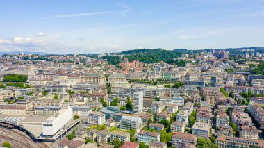 Lozan, İsviçre. Şehrin merkez kısmının üzerinde uçuş. La Cite, Havacılık Manzarası 'nda yer alan bir şehir. 