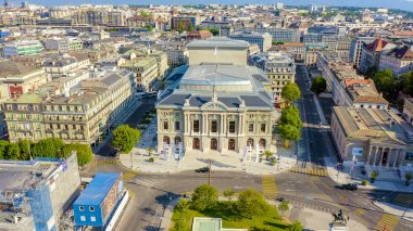 Cenevre, İsviçre - 13 Temmuz 2019: şehrin merkezi üzerinde uçuş. Cenevre Büyük Tiyatrosu, Hava Görüntüsü 