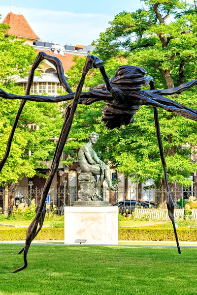 Amsterdam, Holandia - 30 czerwca 2019: Rzeźba z Spide — Zdjęcie stockowe