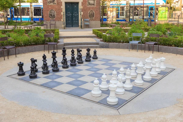 Amsterdam, Países Bajos - 30 de junio de 2019: tablero de ajedrez gigante con C — Foto de Stock
