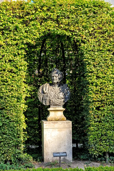 Amsterdam, Netherlands - June 30, 2019: Bronze busts in the Rijk — 스톡 사진