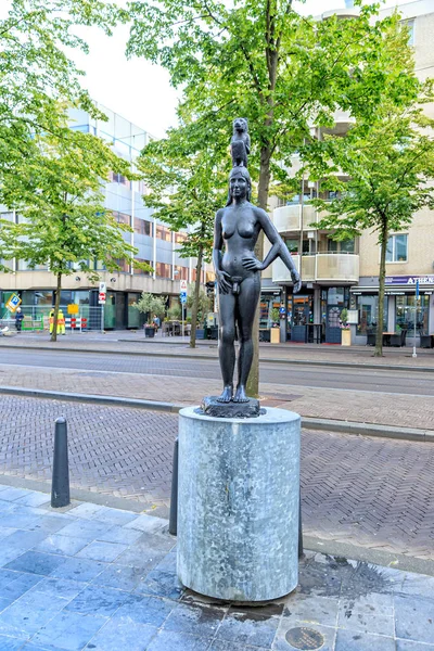Nizozemsko, Haag - 1. července 2019: Slavná moderní ulice Scul — Stock fotografie