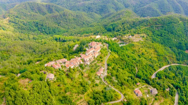 Carrodano Superiore, Itália. Província de La Spezia. Montanha paisagem arborizada. Vista de cima, Vista aérea — Fotografia de Stock