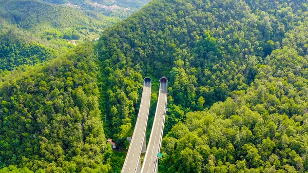 Italia, Provincia de La Spezia, A12. Ruta europea E80 (autopista transeuropea o TEM). Sección de montaña con puentes y túneles, Vista aérea — Foto de Stock