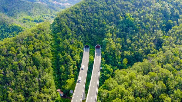 Італія, провінція Ла-Спеція, А12. Європейський маршрут E80 (Трансєвропейська автомагістраль або TEM). Гірська частина з мостами і тунелями, вигляд повітря — стокове фото