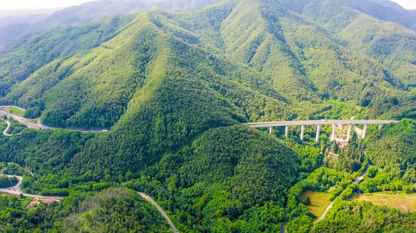 イタリア、ラ・スペツィア県、 A12 。欧州線E80 (Trans-European Motorway or TEM) 。橋やトンネルのある山岳部,空撮 — ストック写真