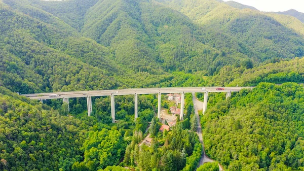 Itálie, provincie La Spezia, A12. Evropská trasa E80 (Transevropská dálnice nebo TEM). Horský úsek s mosty a tunely, letecký pohled — Stock fotografie