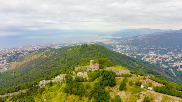 Génova, Italia. Forte Sperone es un punto clave de las fortificaciones genovesas del siglo XIX y se encuentra en la parte superior de la Mura Nuove, Vista Aérea —  Fotos de Stock